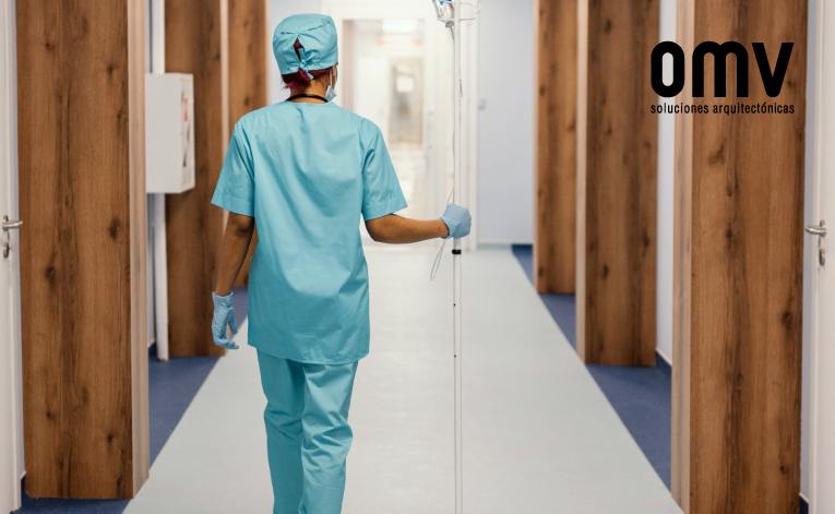 Piso hospitalario instalado en clínica moderna con diseño funcional y ambiente higiénico